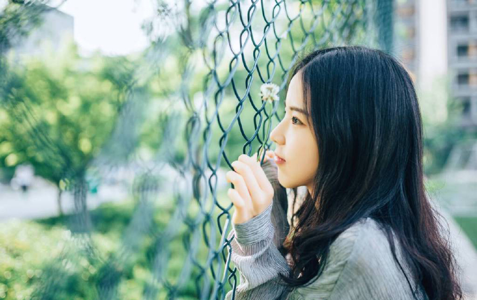 “王印不能动。”刘备摇了摇头，这点上他还是很清醒的，如果能够攻破洛阳，将吕布赶回关中的话，这块王印，如今已经成为了烫手的山芋，刘备是绝不能碰，哪怕他确实有着封王的资格也不行，没有实力，而且也没有打破关中，凭什么封王？